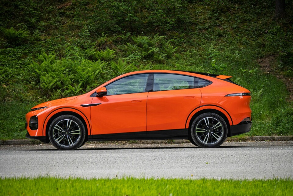FARGERIK: Oransje signalfarge er for dem som vil synes i trafikkbildet.