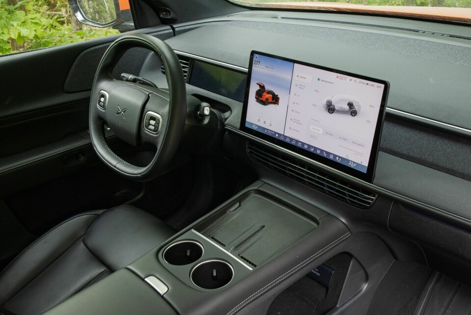 TESLA-LIK: Et relativt nakent førermiljø, slik vi kjenner fra Model Y. Likheter på skjerm og betjening, men Xpeng byr på infodisplay foran føreren og tradisjonelle hendler.