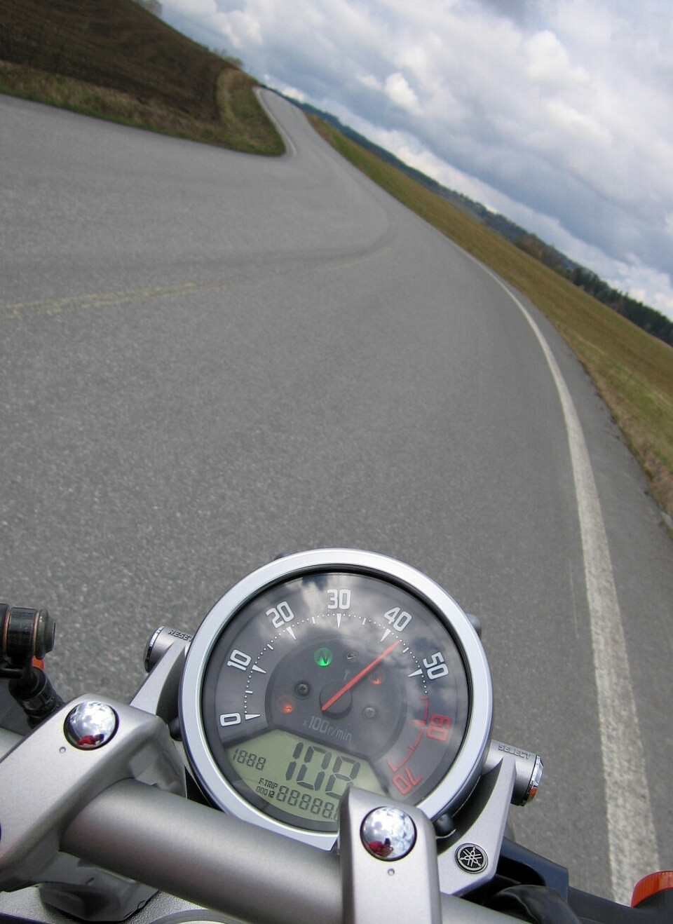 MINIMALISME: Instrumenteringen begrenser seg til en enkel klokke med mekanisk turteller og digitalt speedometer-display.