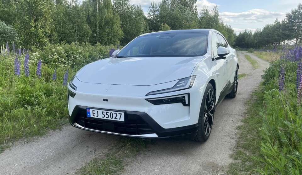 SPORTY: Dual Blade-lysene gir 484 centimeter lange Polestar 4 et sprekt og dynamisk utseende.