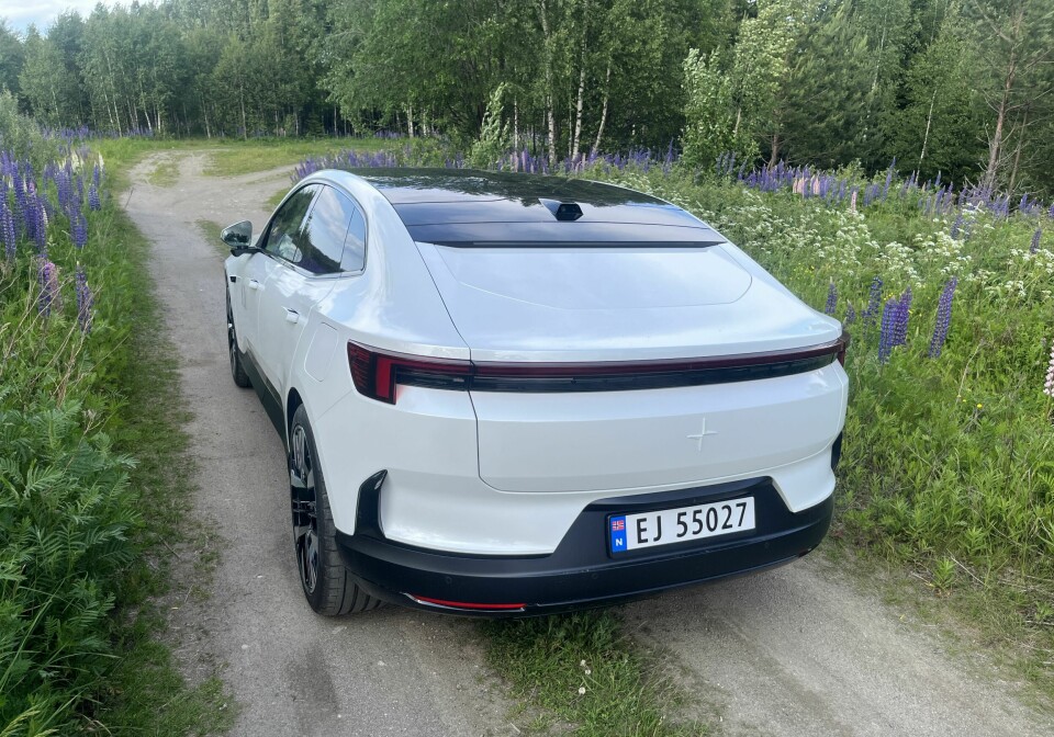 TATT BORT: Bakruten er droppet. Sikten bakover er det i stedet et takmontert kamera og digitalt bakspeil som tar seg av.