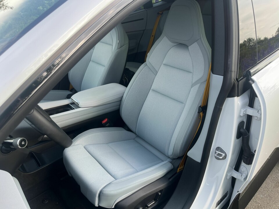 NAPPA-SKINN: Seter i MicroTech er standard, men testbilen var utstyrt med seter trukket med kunststoff (Tailored Knit, 12 000 kroner) av resirkulerte materialer, men bilen kan leveres med ventilerte seter i Nappa-skinn med massasje.