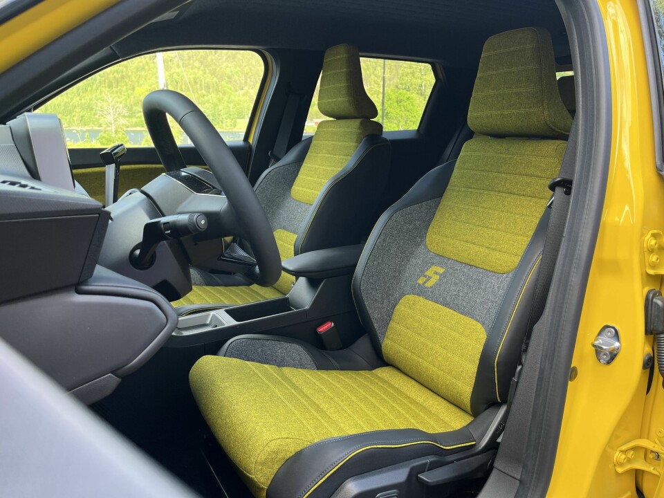 KOMFORT: Super sittekomfort i seter inspirert av Renault 5 Turbo. Setetrekk i denimstoff med kontrastsømmer og detaljer i sort biobasert stoff