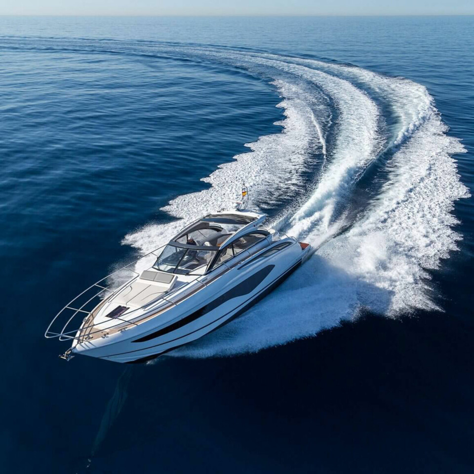 PÅ LANGTUR: IPS-systemet gir fin marsjfart og bruker lite drivstoff ved rolig kjøring. Mer plass for soling på fordekket.