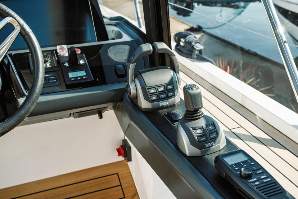LETTMANØVRERT: IPS-joystick og vanlige gir/gasskontroller. IPS-systemet gir suveren manøvrerbarhet, særlig i havn.