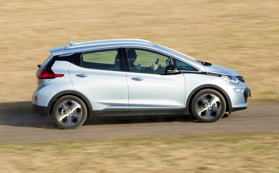 LANG VENTETID: Om du bestiller en Ampera-e i dag, kan det hende at du må vente i halvannet år før du får den. Opel i Norge sier at de maser alt de kan, men dette styres ikke av dem. De som bestilte aller først, får bilen sin i månedsskiftet mai/juni. Det skal komme «mange» biler til høsten, uten at Opel kan tallfeste det.