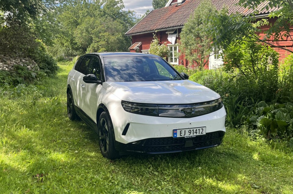 UJÅLETE: Det er noe nøktern og trivelig ved elektriske Grandland. Ganske stilig i denne fargekombinasjonen er den også.