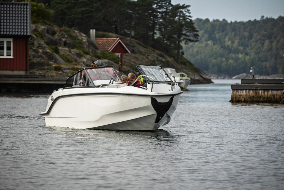 SKILLER SEG UT: Vi synes båten tar seg pent ut på vannet. Grei passasje mellom cockpit og baug, pluss bulkefender i baugen.