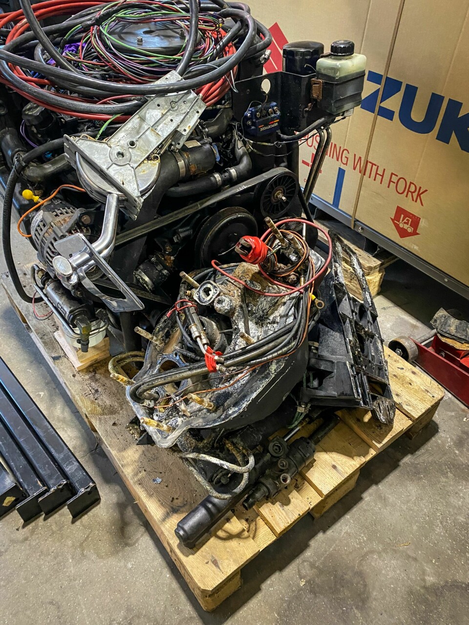 TAKK FOR SEG: Den gamle V8-motoren og drevet har gjort nytten i mange år. Men nå var det slutt.