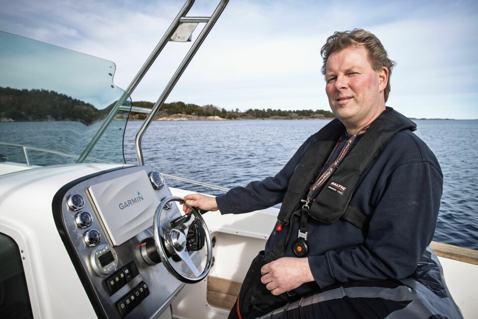 FORNØYD: – Dette er en fantastisk båt, og et godt eksempel på hvorfor man skal ta vare på slike klassikere, sier Jan Trygve Braaten. Han har lang erfaring med motorbytte og restaurering av eldre båter.