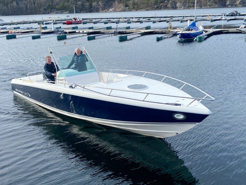 FØRSTE TESTTUR: Terje Bjørnsen fra Vi Menn Båt (til høyre) er med Jan Trygve Braaten på prøvetur. Vi Menn Båt startet opp et par år etter at denne båten ble produsert.