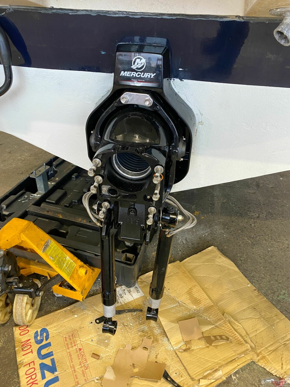 KOMPLETT: Med i motorpakken hører naturlig nok et nytt drev. Mercruiser har flere motor- og drevkombinasjoner og et stort propellutvalg. Det gir gode muligheter for perfekt båt/motor-tilpasning.