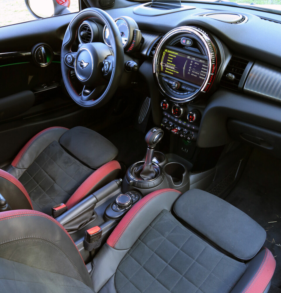 FAST: Prinsessen på erten hadde hatet setene i Mini JCW og Focus ST. Vi digger dem. Du nærmest skrus fast i dem, og aller best er de i Forden.