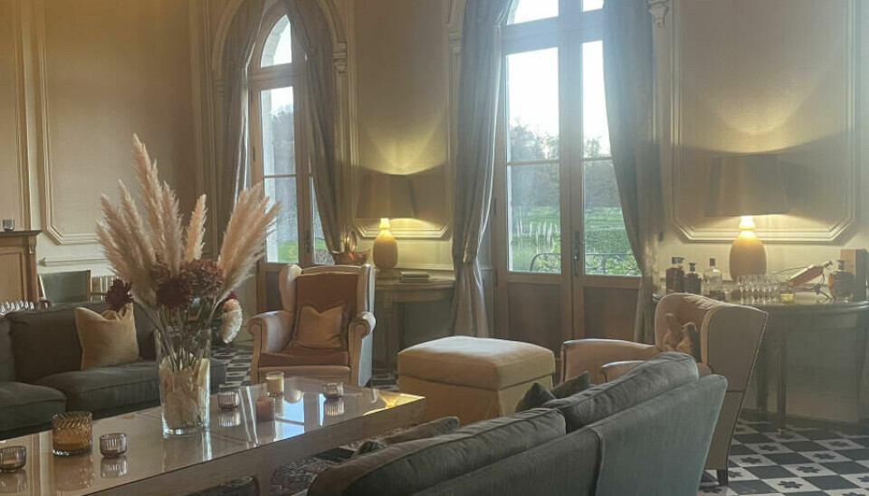 ÆRVERDIG: Slottet har ni soverom og sengeplasser til
18 gjester i andre etasje. I første etasje er det flere salonger med buete vinduer og klassiske fliser på gulvet.