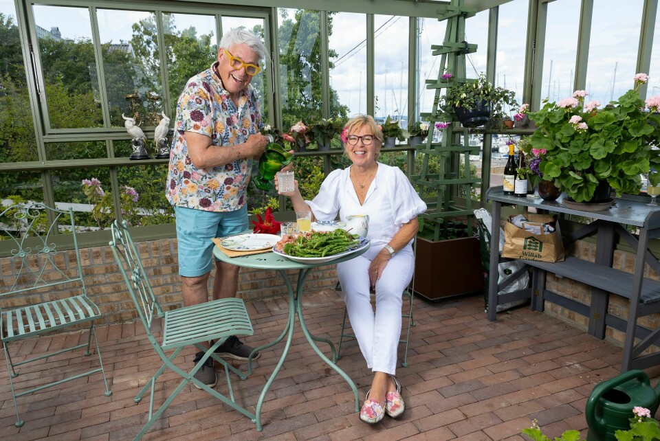 DEKKET MED KJÆRLIGHET: Asparges, spekeskinke og nybakt brød. Finn har stelt i stand et sommerbord i ekte Schjøll-stil.