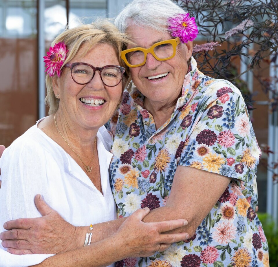 STILIGE STJERNER: I blomstrete skjorte og hvit lin viser to av landets mest folkekjære TV-profiler sommerstil med sjel.