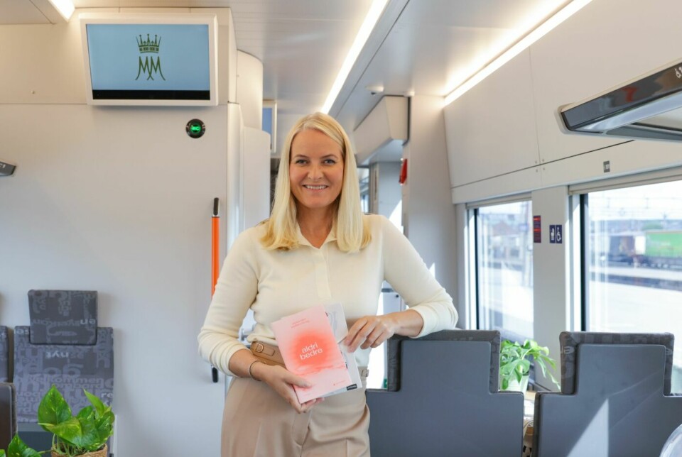 ELSKER Å LESE: Mette-Marit har nok titler å velge mellom hvis hun vil lese en bok. Dette bildet er fra Litteraturtoget i fjor, der kronprinsessen hadde tatt med seg noen av sine bøker.