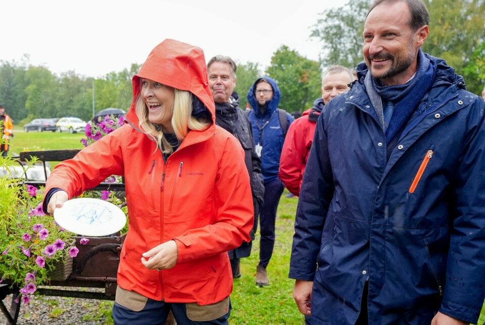 LEKNE: Kronprinsparet liker å finne på morsomme ting både når de er på jobb, som her på fylkestur i Trøndelag i fjor, og når de har fri.