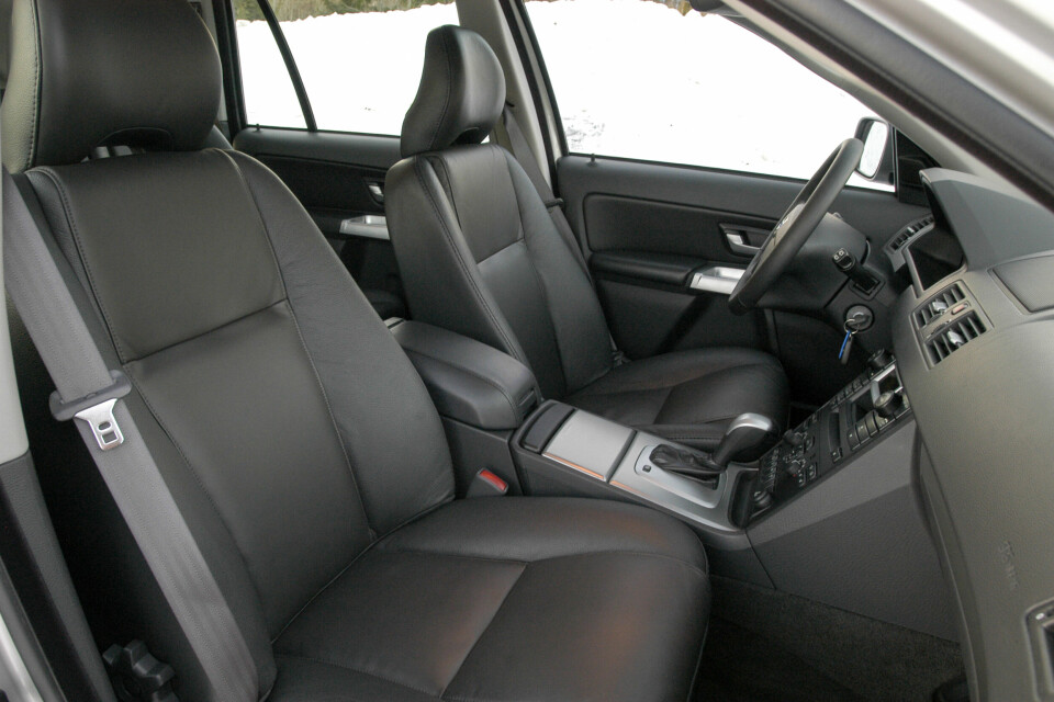 XC90 2003: Designet var ikke like fancy for 22 år siden, men setene i XC90 kunne hamlet opp med noen hver i dag.