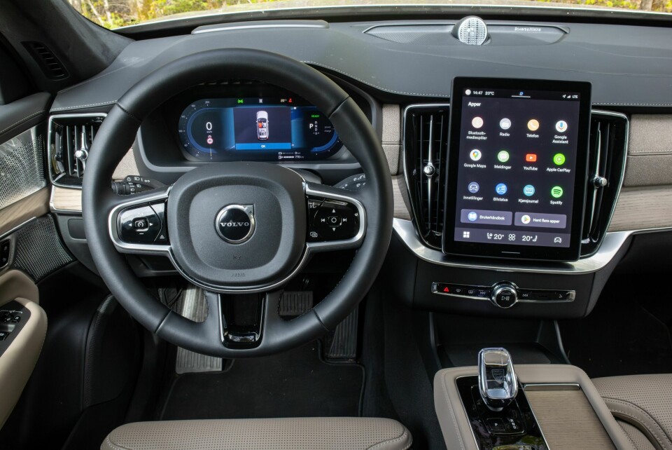 XC90: En oppgradering til 2025-modellen gjør førerplassen i ladehybriden mer moderne, og vel så god som i EX90.