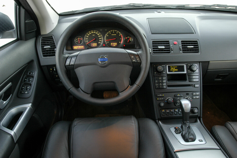XC90 2003: Det sniker seg frem en liten nostalgitåre i øyekroken. Ingen skjerm, men knapper og hendler med perfekt betjeningslogikk.