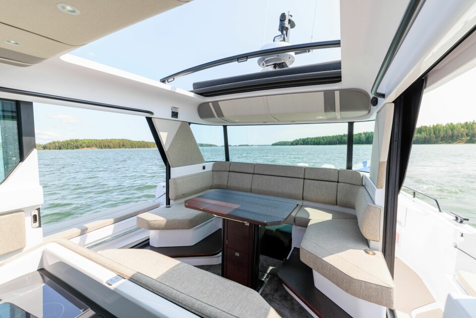 ÅPNER OPP: Det blir rene lysthuset med åpne sider og tak i cockpitsalongen. Da kjennes ikke båten lukket ut lenger.