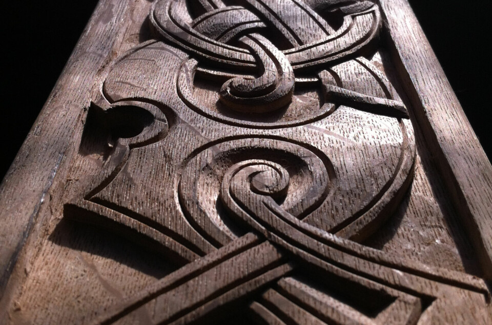 Vikingtiden: Dekor som Even laga til vikingskipet Draken Harald Hårfagre. - Tradisjonen tru skulle skipet ha utsmykking, og vi laga både hovud og hale i Jellingestil. Det same gjaldt svineryggen. Ein stilart som var mykje brukt av vikingane på 900-talet, fortel Even.