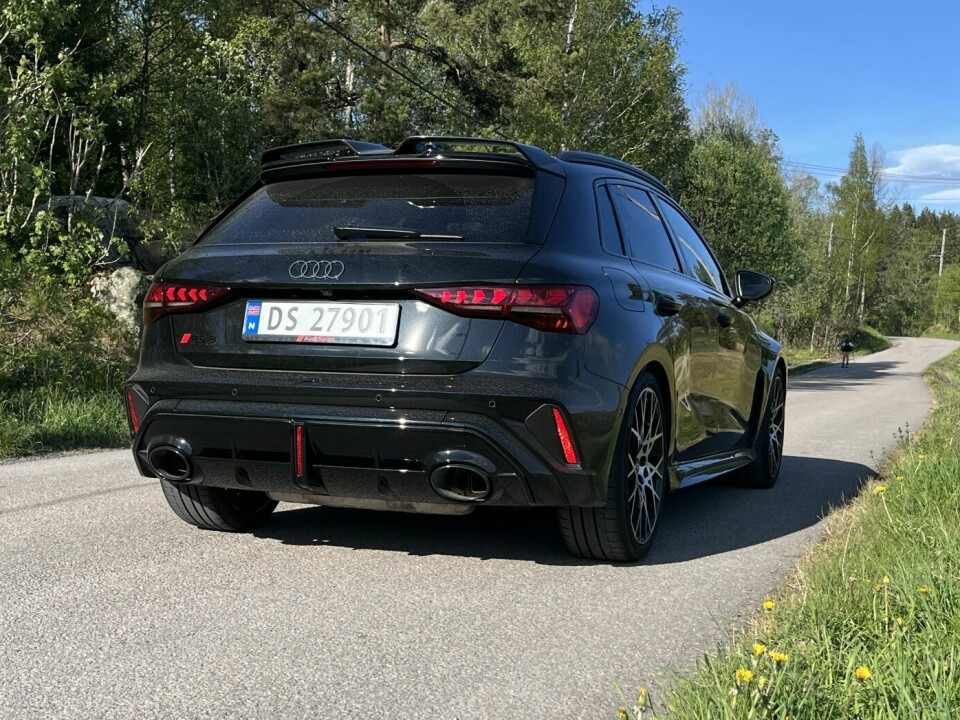 PIMPET: Bilen vi kjørte hadde sportseksos med ovale enderørsdeksler i glanset sort til 17 000 kroner ekstra. Dynamisk chassis-kontroll (DCC) med adaptive støtdempere koster 16 680 kroner ekstra. Testbilen hadde også takspoiler i karbon (27 930 kroner).