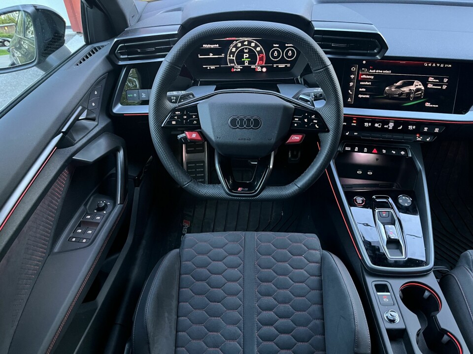 HURTIGKNAPPER: De røde knappene på rattet er snarveier til racingmodus og ditt eget foretrukne RS-oppsett. For første gang kan RS3 leveres med head up-display, med for eksempel girskiftindikator.