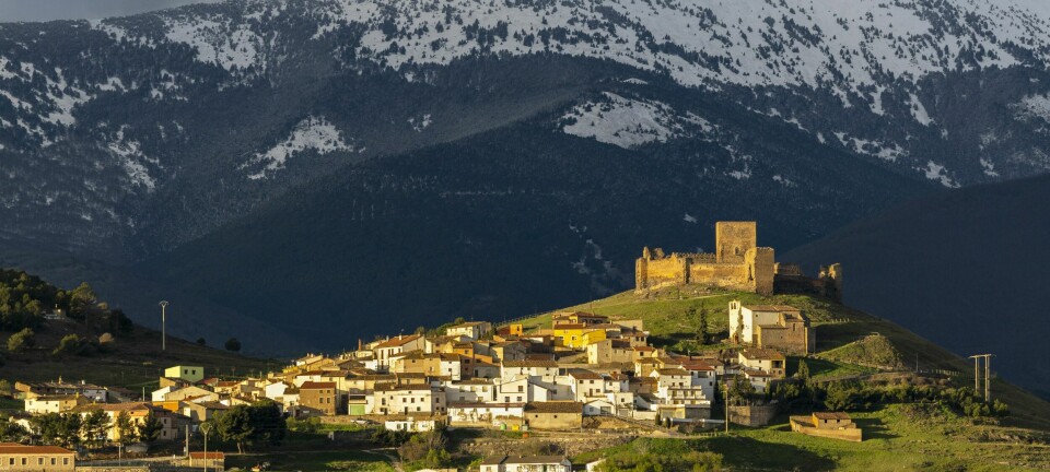 Her bor det 83 mennesker. Over den vesle landsbyen hviler ikke bare én, men to forbannelser