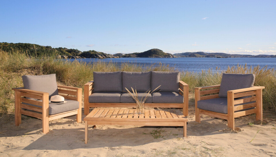TREMØBLER: Hovden sittegruppe fra Oakland, i FSC-sertifisert teak med puter i værbestandig tekstil, passer like godt på fjellet som ved sjøen. Bør lagres rent, tørt og godt.