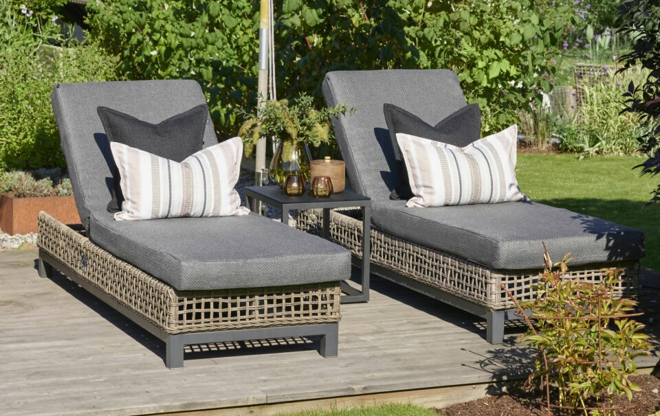 ROTTING: Garden solseng fra Signature Collection by Halvor Bakke for Bohus, i kunstrotting på ramme av aluminium. Rengjøres med mildt såpevann og bør lagres innendørs, eller godt tildekket ute.
