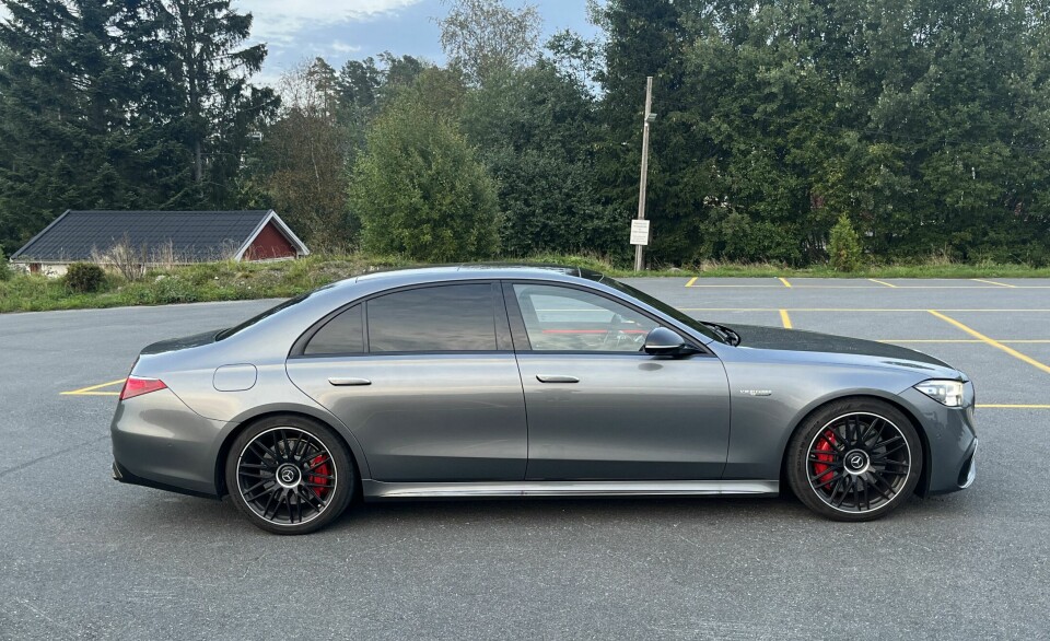 AMG-UNDERSTELL: Et avansert understell med blant annet luftfjæring med aktive dempere, elektromekanisk krengningsstabilisator og styring på bakakselen gjør at den 534 centimeter lange bilen ter seg som en sportsbil på landeveien. Bakakselstyring gir også fenomenal manøvreringsevne i lave hastigheter. 20-tommers AMG lettmetallfelger i 10-eikedesign er standard.