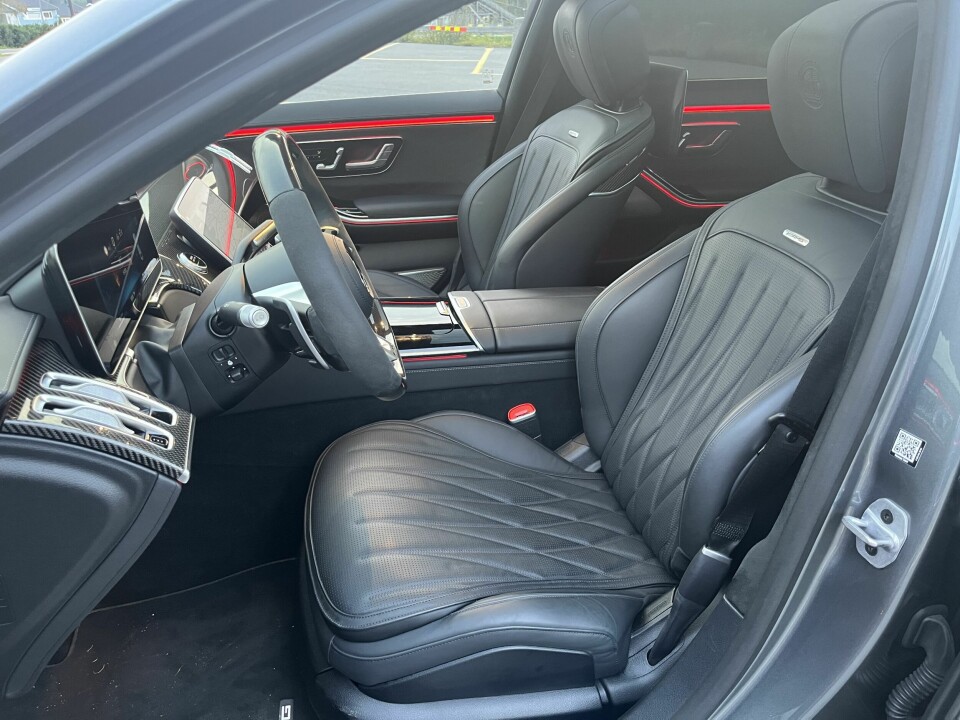 NAPPASKINN: Komfortable AMG sportsseter med nappaskinn. Ratt i Alcantara og karbon.