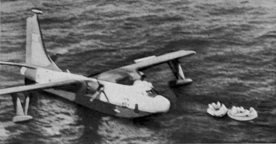 ALBATROSSENE: To Albatross-fly fra den amerikanske kystvakten deltok i redningsaksjonen. De gikk umiddelbart i gang med å få passasjerene i sikkerhet fra de utsatte gummibåtene.