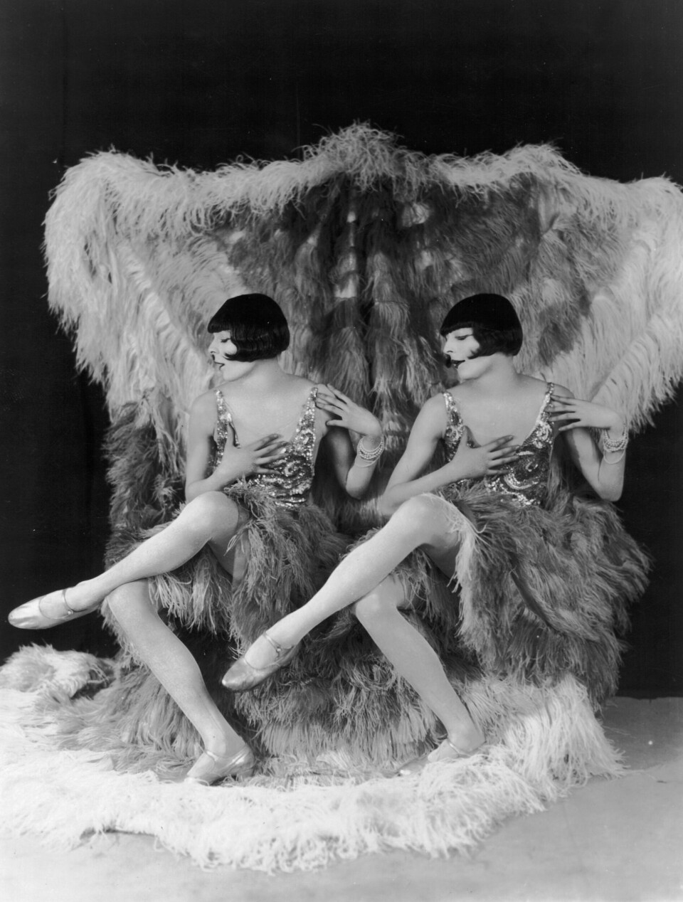 DRAGDRONNINGER: Tvillingene Leif og Pål Roschberg tok dansetimer hos Per Aabel og gjorde stor furore da de kledde seg ut som damer og parodierte de berømte tvillingsøstrene The Dolly Sisters. Guttene var usedvanlig vakre, og den androgyne stilen sjarmerte både kvinner og menn.