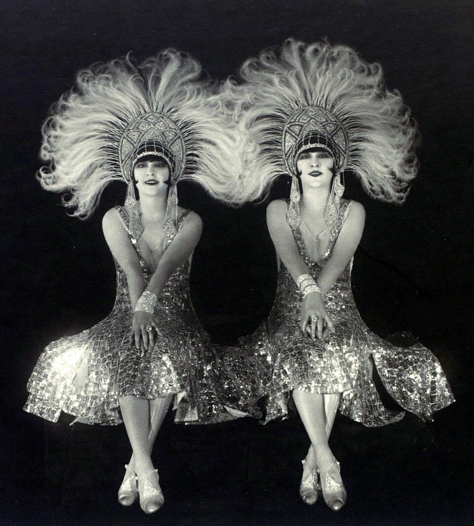 DE EKTE SØSTRENE: De ungarske tvillingsøstrene tok artistnavnene Jenny og Rose Dolly. Da The Dolly Sisters avsluttet artistlivet, begynte Pål og Leif å kle seg ut som kvinner og etterligne søstrenes revynummer. Det ble en kassasuksess uten sidestykke.