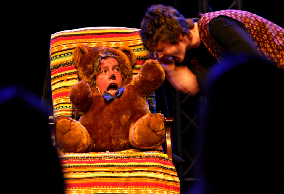 FLYING START: «Noe av det beste Oslos revyscene har å by på», mente Aftenposten og ga terningkast seks til Jakob Schøyen Andersen i «Hasse og Björnen» i skolerevyen.