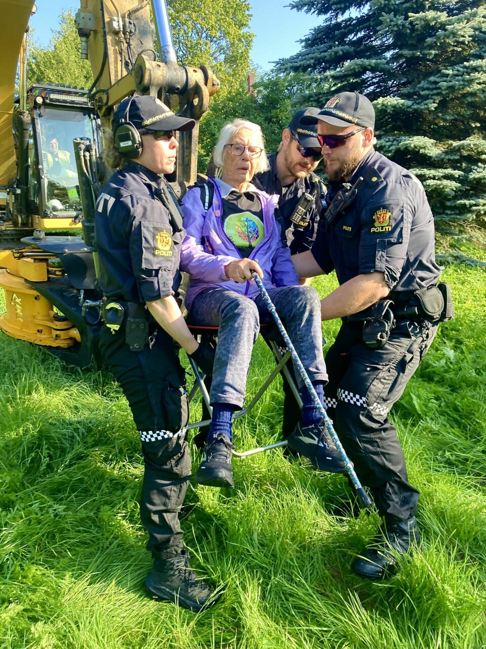 NORGES ELDSTE DEMONSTRANT: Mimi er en sjarmerende dame, men også en bestemt demonstrant. Hun har imidlertid ingenting å klage over når det gjelder politiet. De gjorde bare jobben sin og var både vennlige og hensynsfulle, synes Mimi.