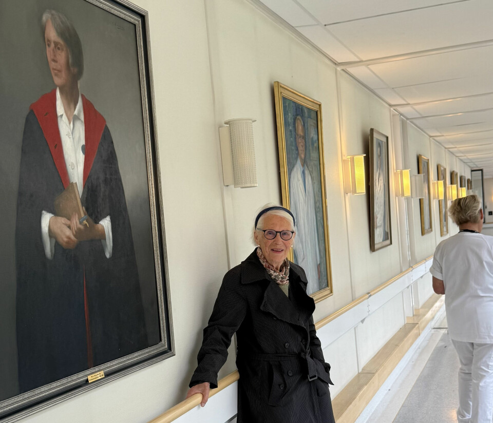 PÅ VEGGEN MED DE STORE: Mimi var sykepleier og sjef for kirurgene på Ullevål. Da kirurgene ville ha at hun skulle portretteres og henge på veggen med direktørene og professorene, stilte Mimi et krav – da skal bilde av meg, altså en sykepleier, være like stort som deres. Mimis krav ble innfridd.