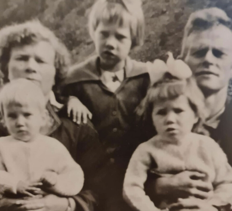 BARNEBARN: Johanna og ektemann nummer tre, Arne, og tre av hennes barnebarn. Fra venstre Laila (død), Janne og Monica (død).