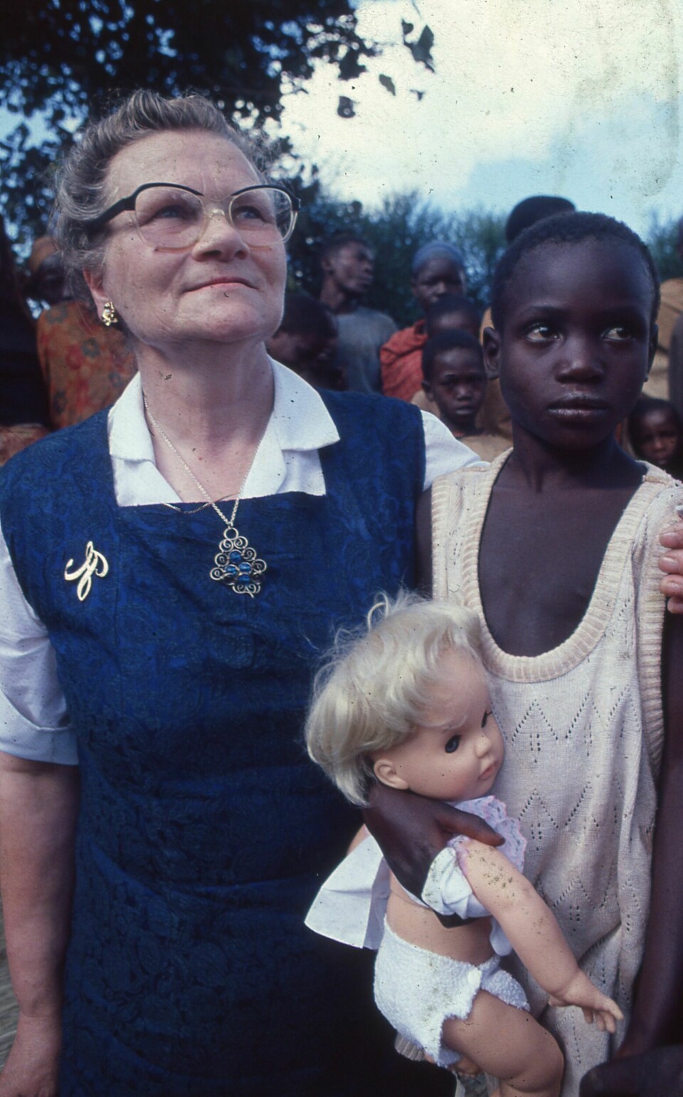 AFRIKA-TUR: Johanna likte seg best i Lokkarfjorden, men ble med Arild Mikkelsen til Afrika for å hilse på et fadderbarn hun hadde der. Det ble det en reportasje om.