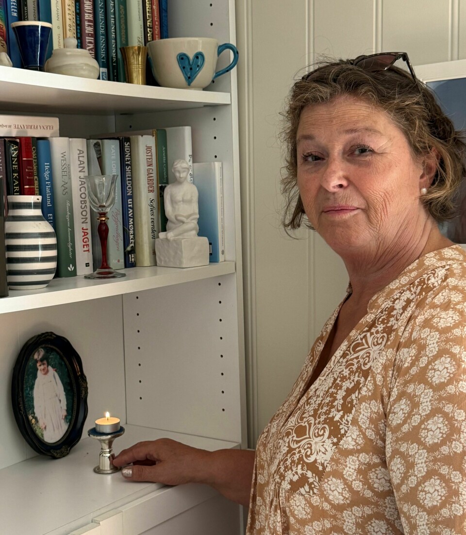TENNER LYS: Bildet av Marianne fra første skoledag har fast plass i bokhylla. Torunn har ingen grav å gå til, men tenner ofte et lys for datteren.