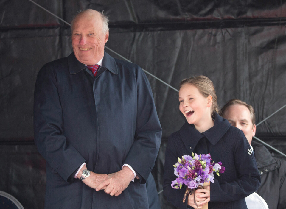 DEBUTEN: Prinsesse Ingrid Alexandra hadde kong Harald som «medhjelper» da hun døpte redningsskøyta Elias på Honnørbrygga i Oslo i 2015.