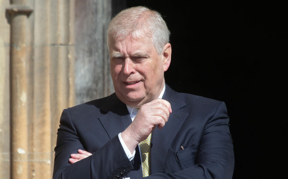 KRISE: Den nye boken om prins Andrew skaper sterke reaksjoner i Storbritannia. Nok en gang rammes kongehuset av en skandale.