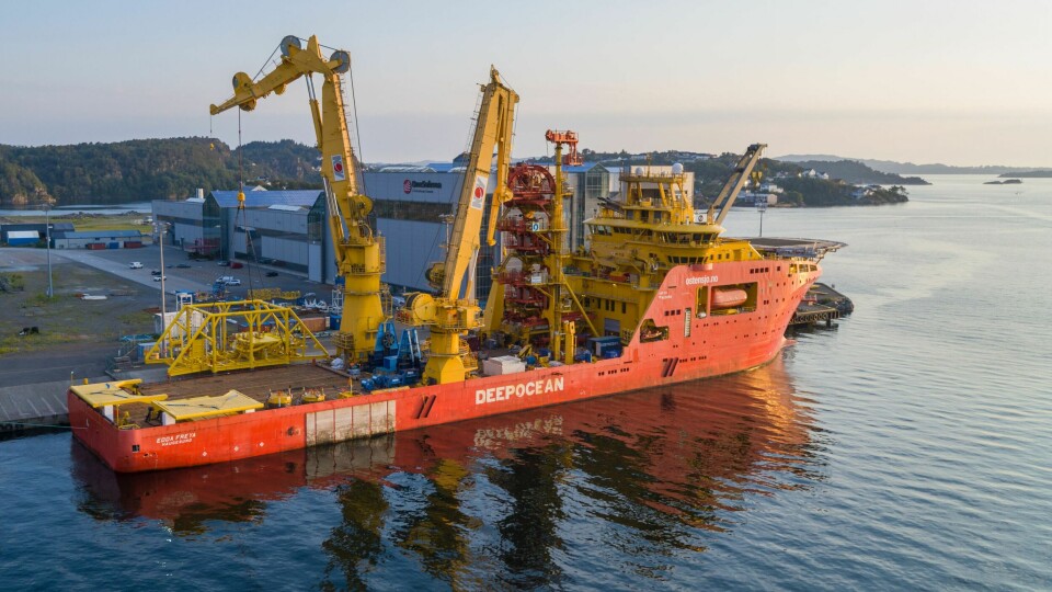FLERBRUKSBÅT: En pumpestasjon fra OneSubsea på Horsøy utenfor Bergen lastes om bord for å fraktes til havbunnsfeltet Vigdis.
