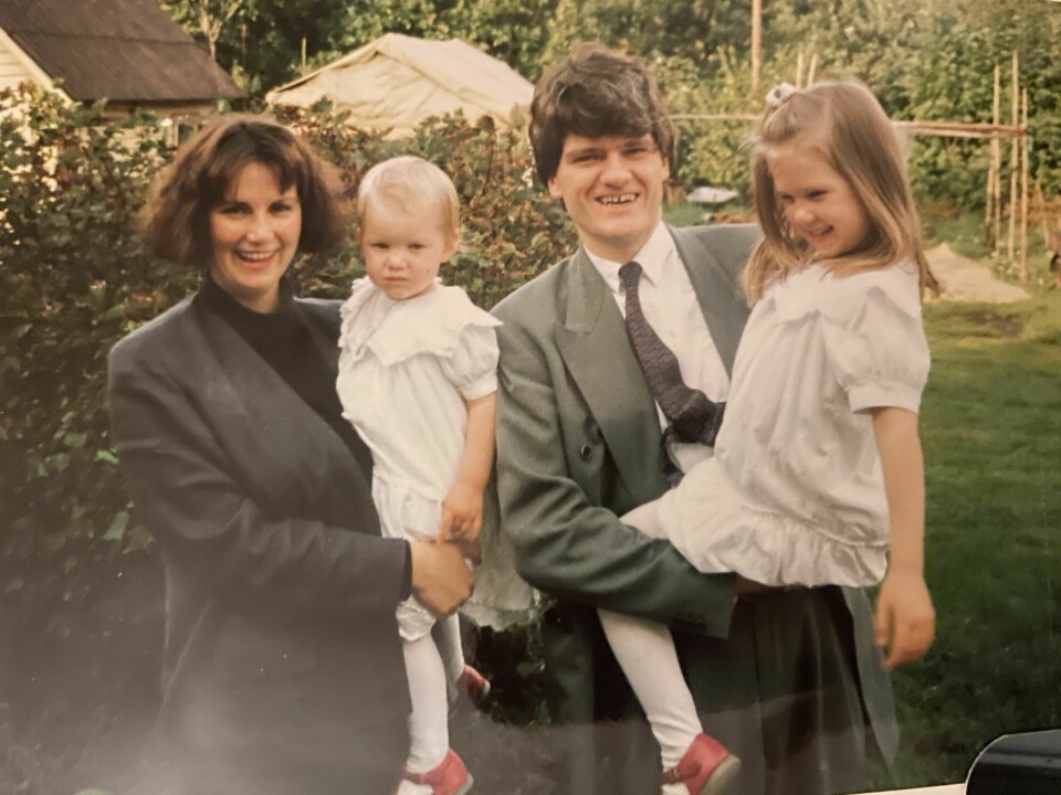 UNG FAMILIE: Foreldrene til Sofie Høgestøl møtte hverandre da de begge var studenter og fikk barn relativt raskt. Her er den fremtidige USA-eksperten sammen mamma, pappa og lillesøster.