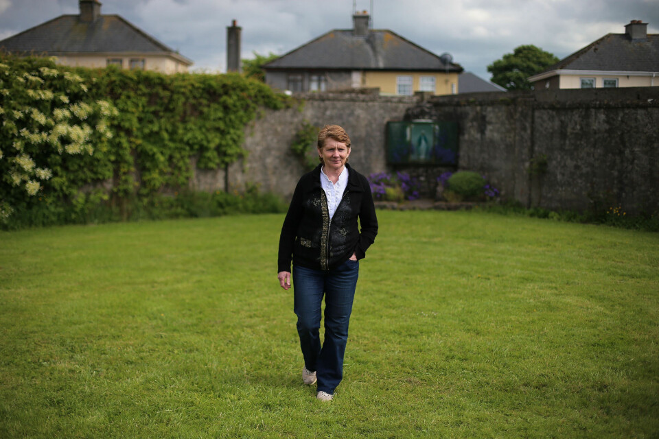 AVSLØRTE: Lokalhistorikeren Catherine Corless avslørte skandalen i Tuam. Hun startet sine undersøkelser for å få svar på hvorfor døde barn ikke var blitt gravlagt på byens kirkegård rett ved siden av.