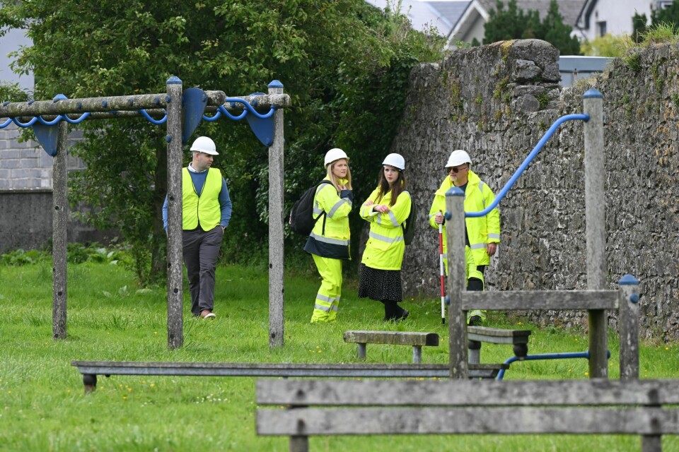 DØDENS LEKEPLASS: Som en grusomt paradoks har området innenfor murene til St Mary's Mother and Baby home, der 800 barn ligger begravet i en massegrav, blitt en populær lekeplass for barna i byen Tuam.
