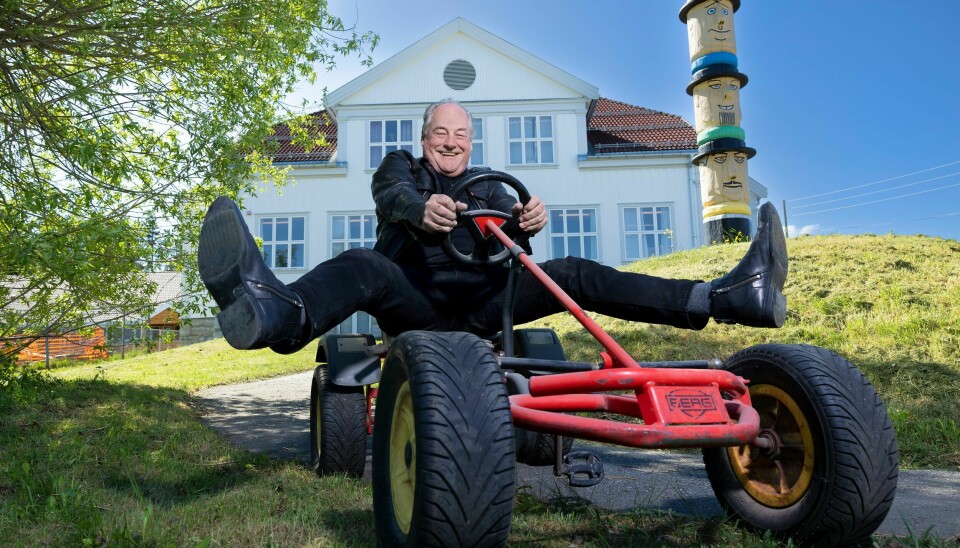 GIR GASS: Eldar Vågan, som runder 65 år 30. august, er full av liv og latter! Utenfor skolen han har pusset opp, har Eldar Vågan laget en racerbilbane for tråbiler.